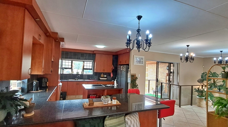 5 Bedroom Property for Sale in Reebok Western Cape